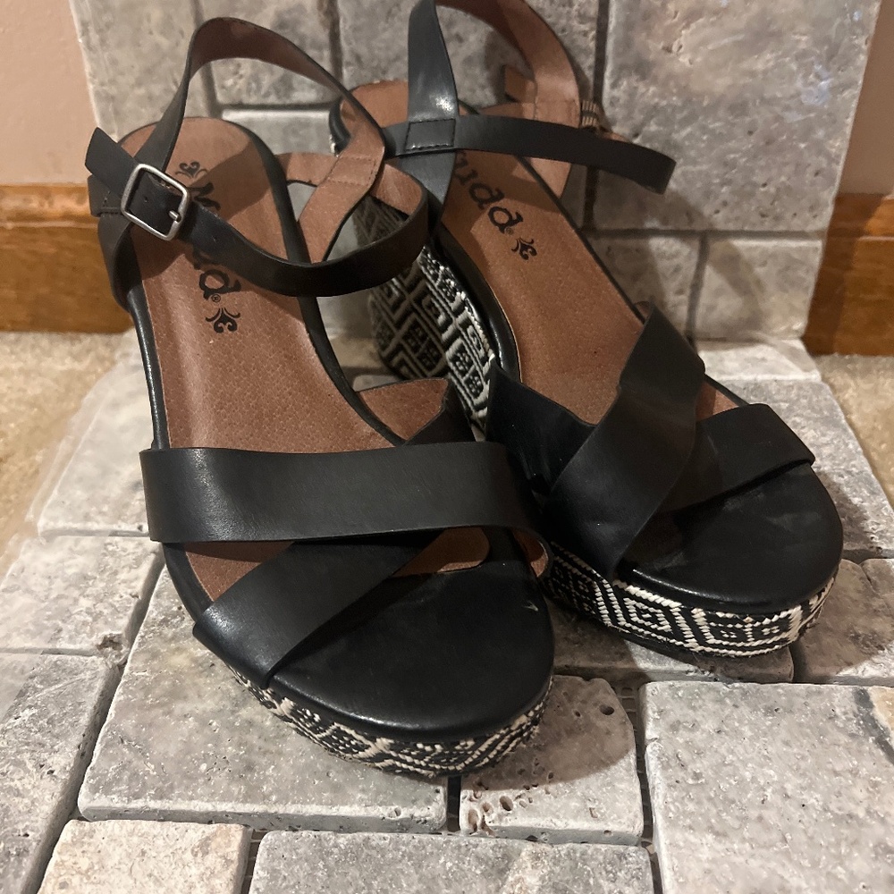 Mudd platform sandals 👡